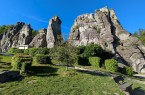 Externsteine bei Horn-Bad Meinberg mit markanten Felsformationen, Grünflächen und Sitzbank unter blauem Himmel