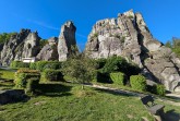 Externsteine bei Horn-Bad Meinberg mit markanten Felsformationen, Grünflächen und Sitzbank unter blauem Himmel