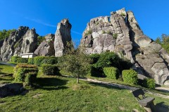 Externsteine bei Horn-Bad Meinberg mit markanten Felsformationen, Grünflächen und Sitzbank unter blauem Himmel