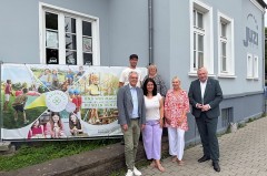 Sechs Beteiligte am Ferienprogramm in Höxter stehen vor dem Juzi Höxter neben einem Banner der FerienZEIT.