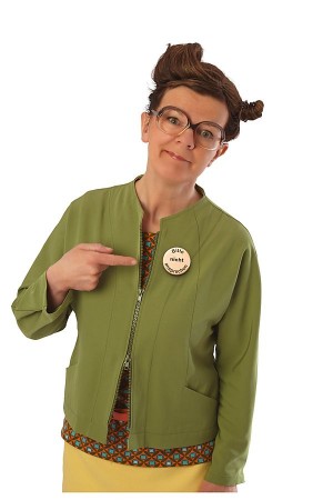 Frau in grüner Jacke zeigt auf einen Button mit der Aufschrift „Bitte nicht ansprechen“.