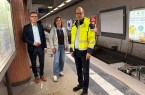Drei Personen stehen während der Gleisbauarbeiten im Stadtbahn-Tunnel auf einem Bahnsteig in Bielefeld.
