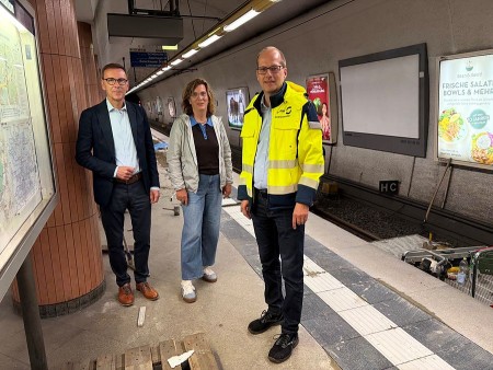 Drei Personen stehen während der Gleisbauarbeiten im Stadtbahn-Tunnel auf einem Bahnsteig in Bielefeld.