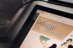 Tablet mit dem HSBI-Lernportal und der Anzeige „Pflege auf Weltreise“ für einen digitalen Educational Escape Room.