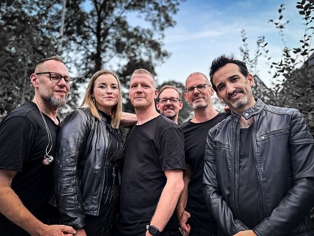 Sechs Mitglieder der Band GrooveJet stehen für ein Gruppenfoto im Freien.