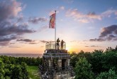 Bismarckturm bei Herford mit zwei Personen auf der Aussichtsplattform bei Sonnenuntergang
