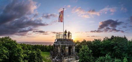 Bismarckturm bei Herford mit zwei Personen auf der Aussichtsplattform bei Sonnenuntergang