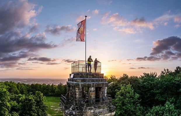 Bismarckturm bei Herford mit zwei Personen auf der Aussichtsplattform bei Sonnenuntergang