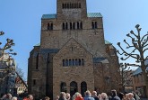 Gruppe von Menschen auf einem gepflasterten Platz vor dem Mindener Dom.