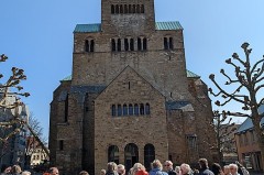 Gruppe von Menschen auf einem gepflasterten Platz vor dem Mindener Dom.