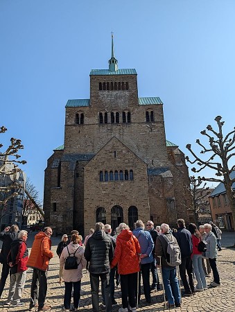 Gruppe von Menschen auf einem gepflasterten Platz vor dem Mindener Dom.