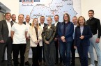 Gruppe aus zwölf Personen vor einer ALDI-Karte mit Standorten in Ostwestfalen