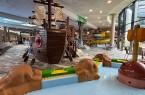 Kinderbereich im Ishara mit großem Spielschiff, Planschbecken und gelber Rutsche im Hintergrund.