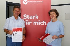 Landrat Michael Stickeln und Ute Delimat von der Verbraucherzentrale NRW präsentieren im Kreishaus den Jahresbericht 2025.