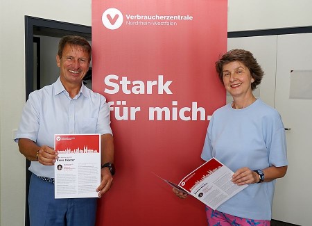 Landrat Michael Stickeln und Ute Delimat von der Verbraucherzentrale NRW präsentieren im Kreishaus den Jahresbericht 2025.