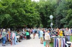 Gut besuchter Flohmarkt im Weberei-Park mit Verkaufsständen und Kleiderständern.