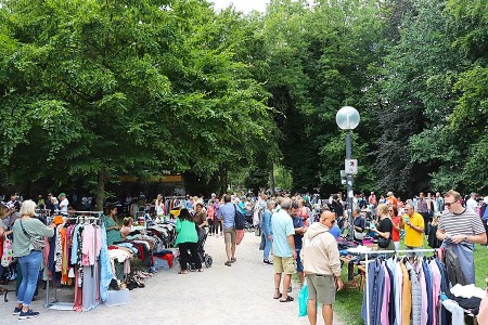 Gut besuchter Flohmarkt im Weberei-Park mit Verkaufsständen und Kleiderständern.