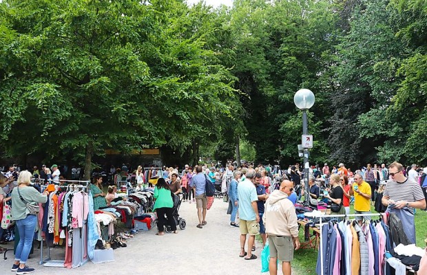 Gut besuchter Flohmarkt im Weberei-Park mit Verkaufsständen und Kleiderständern.