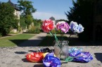 Bunte Papierblumen in einer Glasvase vor dem Klostergarten des Klosters Dalheim