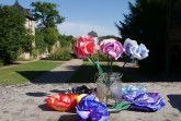 Bunte Papierblumen in einer Glasvase vor dem Klostergarten des Klosters Dalheim