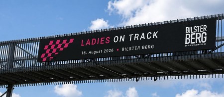 Banner mit der Aufschrift „Ladies on Track“ und dem Datum 16. August 2026 am BILSTER BERG.