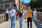 Drei neue Auszubildende beim Landesverband Lippe mit vier Mitarbeitenden vor Schloss Brake.