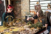 Zwei junge Museumsbesucher betrachten eine historische Miniaturlandschaft im LWL-Museum in der Kaiserpfalz.