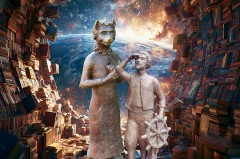 Zwei bronzefarbene Figuren, eine mit Katzenkopf und eine mit Steuerrad, stehen in einem Tunnel aus Büchern vor einer leuchtenden Weltraumkulisse.