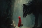 Rotkäppchen in rotem Umhang steht mit einem Korb in einem dunklen Wald einem übergroßen schwarzen Wolf gegenüber.