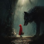 Rotkäppchen in rotem Umhang steht mit einem Korb in einem dunklen Wald einem übergroßen schwarzen Wolf gegenüber.