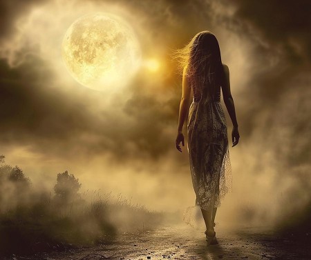 Frau im Kleid geht bei nebliger Dämmerung auf einen großen leuchtenden Mond zu.