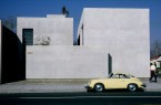Weißes, kubisches Gebäude des Danziger Studio mit einem hellgelben Oldtimer am Straßenrand in Los Angeles.