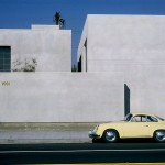Weißes, kubisches Gebäude des Danziger Studio mit einem hellgelben Oldtimer am Straßenrand in Los Angeles.