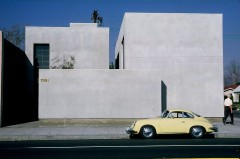 Weißes, kubisches Gebäude des Danziger Studio mit einem hellgelben Oldtimer am Straßenrand in Los Angeles.
