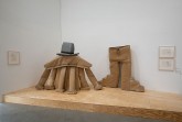 Installation mit vergrößertem braunem Kostüm, schwarzem Hut und großer Hose in der Ausstellung im Marta Herford.