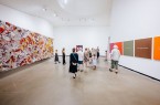 Besucherinnen und Besucher in einem Ausstellungsraum des Marta Herford mit großformatigen farbigen Kunstwerken an weißen Wände
