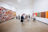 Besucherinnen und Besucher in einem Ausstellungsraum des Marta Herford mit großformatigen farbigen Kunstwerken an weißen Wände