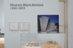 Ausstellungsbereich im Marta Herford mit Holzrahmenkonstruktion, Vitrine und Architekturaufnahme des Museums.