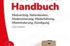 Buchcover des Mieter-Handbuchs von Verbraucherzentrale und Deutschem Mieterbund mit Umzugskartons und einem Holzhocker.