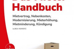 Buchcover des Mieter-Handbuchs von Verbraucherzentrale und Deutschem Mieterbund mit Umzugskartons und einem Holzhocker.