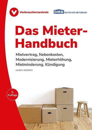 Buchcover des Mieter-Handbuchs von Verbraucherzentrale und Deutschem Mieterbund mit Umzugskartons und einem Holzhocker.