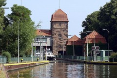 Historische Schachtschleuse Minden mit Schleusenkanal, Backsteinturm und einem Boot