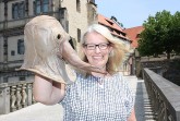 Dr. Susanne Hilker zeigt eine Pestmaske, die in der Zeit der Weserrenaissance vor Krankheiten schützen sollte.
© Foto: Weserrenaissance-Museum Schloss Brake/Herrmann