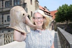 Dr. Susanne Hilker zeigt eine Pestmaske, die in der Zeit der Weserrenaissance vor Krankheiten schützen sollte.
© Foto: Weserrenaissance-Museum Schloss Brake/Herrmann