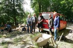 Übergabe des Transportfahrzeuges am Piepenkopf (v. l.): Dr. Elke Treude (Bodendenkmalpflegerin im Kreis Lippe und stellv. Leiterin des Lippischen Landesmuseums), Landrat Meinolf Haase, Archäologe Ian Dennis (Cardiff University), Verbandsvorsteher Jörg Düning-Gast und Dr. Michael Zelle (Leiter des Lippischen Landesmuseums).