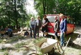 Übergabe des Transportfahrzeuges am Piepenkopf (v. l.): Dr. Elke Treude (Bodendenkmalpflegerin im Kreis Lippe und stellv. Leiterin des Lippischen Landesmuseums), Landrat Meinolf Haase, Archäologe Ian Dennis (Cardiff University), Verbandsvorsteher Jörg Düning-Gast und Dr. Michael Zelle (Leiter des Lippischen Landesmuseums).