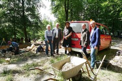 Übergabe des Transportfahrzeuges am Piepenkopf (v. l.): Dr. Elke Treude (Bodendenkmalpflegerin im Kreis Lippe und stellv. Leiterin des Lippischen Landesmuseums), Landrat Meinolf Haase, Archäologe Ian Dennis (Cardiff University), Verbandsvorsteher Jörg Düning-Gast und Dr. Michael Zelle (Leiter des Lippischen Landesmuseums).
