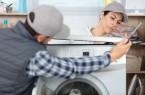Servicetechniker und Kundin prüfen gemeinsam eine geöffnete Waschmaschine während einer Reparatur. 
© Foto: Verbraucherzentrale NRW