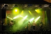 Posaunist der Royal Stage Army spielt auf der beleuchteten Bühne beim Finale auf dem Domplatz.