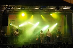 Posaunist der Royal Stage Army spielt auf der beleuchteten Bühne beim Finale auf dem Domplatz.